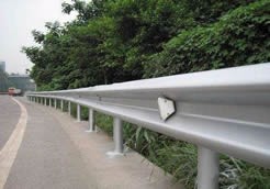 波形护栏打入式和预埋式安装
