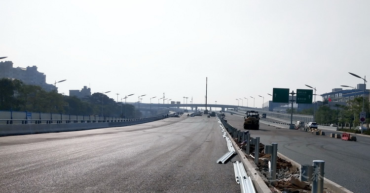 厦门高崎机场成功大道入口路桥道路护栏安装中