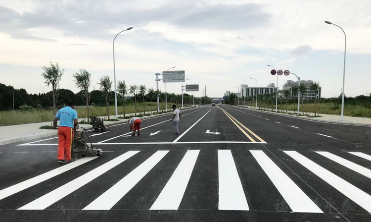 交通划线,按性质主要分为道路划线和停车场划线.