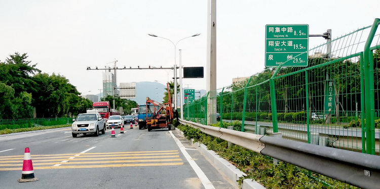 厦门海翔大道旧板拆装护栏工程(图6)